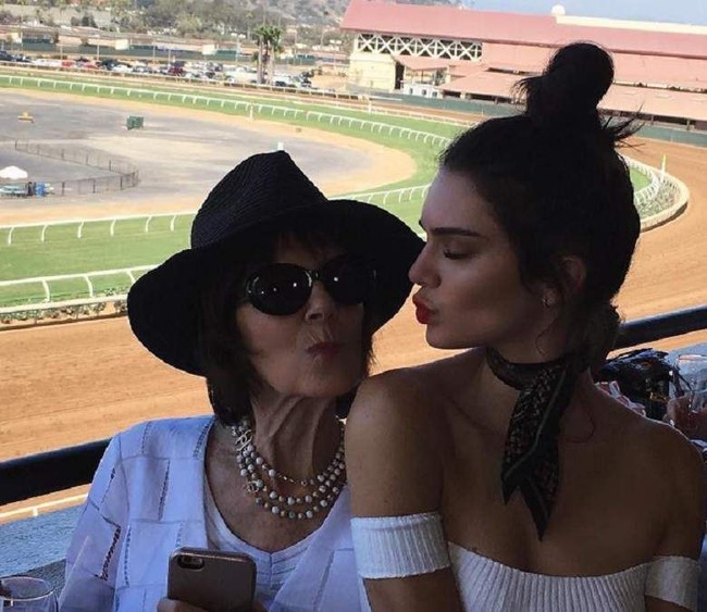Kali ini Mary Jo kompak bersama cucu lainnya Kendall Jenner. Nenek yang hobi pakai topi ini pun tak kalah stylish dari cucu-cucunya. Foto: Instagram