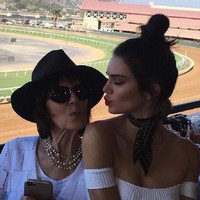 Kali ini Mary Jo kompak bersama cucu lainnya Kendall Jenner. Nenek yang hobi pakai topi ini pun tak kalah stylish dari cucu-cucunya. Foto: Instagram