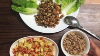 Dee juga pintar memasak makanan vegetarian lho. Kali ini ia membuat Mushroom San Choy Bao, Tahu Tempe Lada Garam, and quinoa. Foto: Instagram deelestari