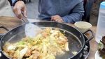 Begini Keseruan Makan Bu Dendy yang Viral Karena Sawer Pelakor
