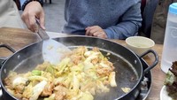Seru banget Pak Dendy ini. Lagi masak apa itu ya? Tampaknya enak. Foto: Instagram @oviekwie_nyoklat_klasik
