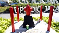 Kini, fire hydrant di depan Kantor Golkar DKI sudah berwarna merah seperti hydrant lainnya.