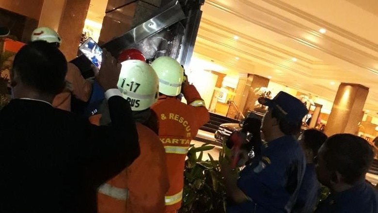 Kebakaran Pilar Kayu Hotel Aryaduta Berhasil Dipadamkan Kebakaran Pilar Kayu Hotel Aryaduta Berhasil Dipadamkan