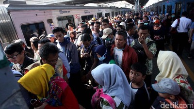 Mengintip Kepadatan Stasiun Tanah Abang