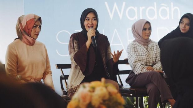 Strategi Dian Pelangi Hadapi Brand Fashion Dunia yang Mulai Jual Hijab