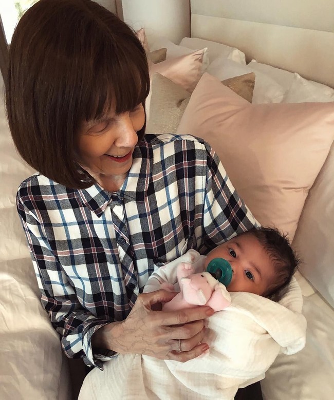 Meski usia sudah kepala delapan, namun sang nenek tampak masih bugar. Mary Jo terlihat masih kuat menggendong cicitnya Stormi, putri dari cucunya Kylie Jenner.  Foto: Instagram