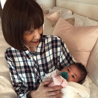 Meski usia sudah kepala delapan, namun sang nenek tampak masih bugar. Mary Jo terlihat masih kuat menggendong cicitnya Stormi, putri dari cucunya Kylie Jenner.  Foto: Instagram