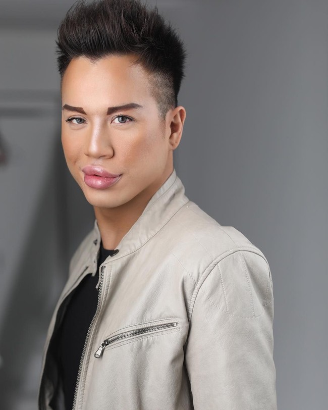 Jonny Dylan merupakan pria asal Hong Kong yang saat ini menetap di Vancouver, Kanada. Ia terobsesi menjadi Boneka Ken Hidup dengan melakukan berbagai prosedur kecantikan. Foto: Instagram/@jonathandylan