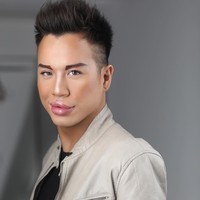 Jonny Dylan merupakan pria asal Hong Kong yang saat ini menetap di Vancouver, Kanada. Ia terobsesi menjadi Boneka Ken Hidup dengan melakukan berbagai prosedur kecantikan. Foto: Instagram/@jonathandylan