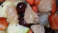 Eits, jangan kira ini salad buah ala Eropa. Ini asinan lho. Buah-buahannya mewah termasuk anggur, apel, jeruk bali, kelengkeng dan stroberi. Foto : @asinan_kekinian
