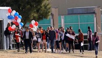 Siswa ramai-ramai keluar dari sekolahnya untuk mengikuti National Walkout Day