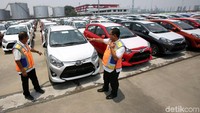 Direktur Utama PT. Indonesia Kendaraan Terminal Chiefy Adi dan Direktur Komersial & Pengembangan Bisnis Hudadi Soerja meninjau mobil-mobil yang akan diekspor.