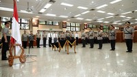 Kapolri Jenderal Tito Karnavian memimpin upacara pelantikan Kapolda Kalimantan Utara dan sertijab Asops Kapolri, Kapolda Maluku, dan Kapolda Sulawesi Tenggara di gedung Rupatama, Mabes Polri, Jl Trunojoyo, Kebayoran Baru, Jakarta Selatan, Kamis (15/3/2018).