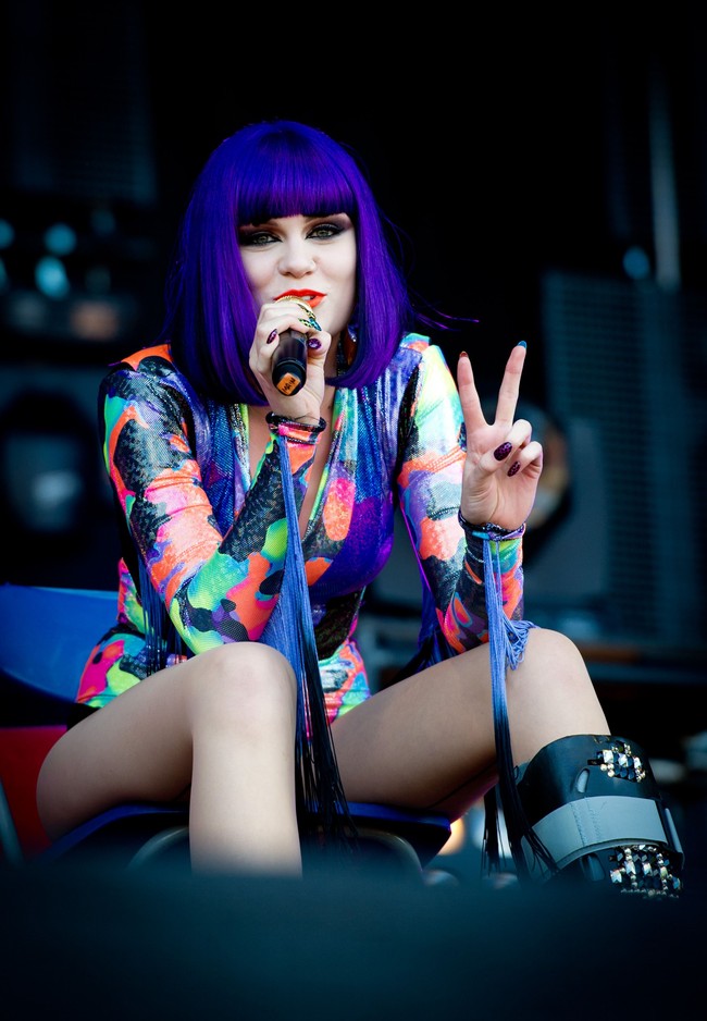 Jessie J dikenal sebagai penyanyi yang kerap berpenampilan nyentrik. Mulai dari busana berdesain unik hingga makeup yang bold. Foto: Ian Gavan/Getty Images