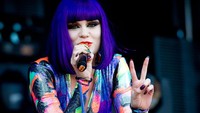 Begitu pula Jessie J, yang diketahui memiliki fans yang rela mematahkan kakinya demi bisa mengikuti sang idola. Foto: Ian Gavan/Getty Images
