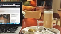 Unggahan ini juga bukti kalau Dee adalah coffee-person. Saat bekerja di sebuah lobi hotel, istri Reza Gunawan ini menyesap minuman kopi ditemani cookies. Foto: Instagram deelestari