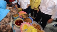 Nah kalau foto ini diambil saat Setnov sedang membeli makanan di pedagang tradisional. Kira-kira lauk apa yang jadi pilihan Setnov? Sayang tidak ada menu bakpao. Foto: Instagram @s.novanto