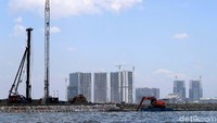 Menghentikan reklamasi Teluk Jakarta. Realisasinya tahun 2020 Anies memberikan izin reklamasi kepada PT Pembangunan Jaya Ancol seluas lebih kurang 150 hektare untuk perluasan kawasan rekreasi Ancol dan Dunia Fantasi (Dufan). Tahun 2022, Anies keluarkan Pergub Nomor 31 Tahun 2022 tentang RDTR yang mengarahkan kawasan reklamasi Pulau G menjadi kawasan permukiman. Grandyos Zafna/detikcom