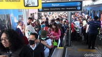 Kepadatan di Stasiun Tanah Abang sudah rutin terlihat pada saat saat jam kerja.