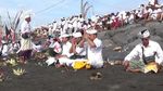 Potret Umat Hindu Ikuti Upacara Melasti di Pantai Padanggalak