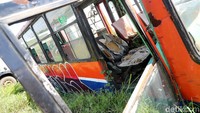 Tidak hanya satu, ada ratusan bus yang terparkir di lokasi ini.