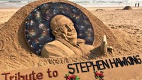 Stephen Hawking meninggal pada usia 76 tahun pada Rabu (14/3). Namanya dikenal sebagai fisikawan sekaligus juga penulis yang menerbitkan beberapa buku ternama.  (Foto: Dok. Twitter @sudarsansand)