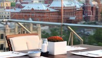 Bangunan ikonik Moscow jadi pemandangan saat kamu bersantap di Conservatory Lounge & Bar. Bar ini berlokasi di Ararat Park Hyatt Moscow. Foto: Conservatory Bar