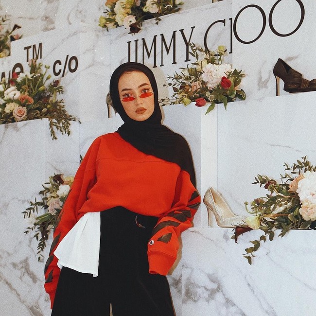 Ia pun hampir selalu mengenakan kaca mata hitam di kesehariannya. Kaca mata warna lain seperti merah, putih, dan warna lain, berani ia coba. Foto: Instagram