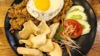 Nasi goreng ini sering disebut nasi goreng biasa. Karena isinya hanya memakai telur dan cabe iris. Kemudian diberi topping telur ceplok. Sederhana tapi enak! Apalagi dimakan dengan kerupuk udang yang renyah gurih. Foto: Instagram @g0nrsizzlegram