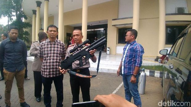 Kapolrestabes Surabaya Kombes Rudi Setiawan menunjukkan senjata milik terduga penembakan mobil Kadis Perumahan