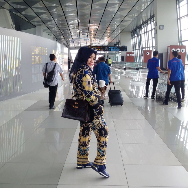 Penyanyi Lucky Resha yang dikenal dengan lagu duetnya bersama Farid Hardja, Ini Rindu’, termasuk dalam deretan wanita pecinta Hermes. Dari banyak koleksi tas Hermes yang dimilikinya, salah satunya adalah tas Hermes berwarna hitam ini. Tas Hermes Birkin Black Matte Alligator Gold Hardware itu harganya mencapai US$ 83.595 atau sekitar Rp 1,2 miliar. Foto: Instagram