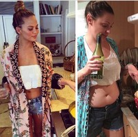  Gaya Chrissy Teigen memasak di dapur yang dijiplak oleh Celeste Foto: Instagram