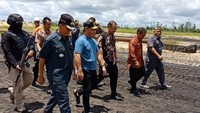 Bersama jajaran Muspida setempat, pihak Kepolisian dan TNI, Gubernur bersama Dinas Pertambangan dan Dinas Perhubungan meninjau langsung ke Lokasi. Foto: dok. Pemprov Kalteng