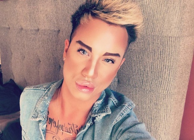 Jonny menghabiskan waktu berjam-jam untuk berdandan seperti Ken. Memakai losion tanning, manikur kuku, contouring wajah dengan makeup hingga memakai lensa kontak berwarna biru pada matanya. Foto: Instagram/@jonathandylan