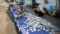 Saat ini trotoar di kawasan tersebut masih dijadikan sebagai lapak oleh PKL.