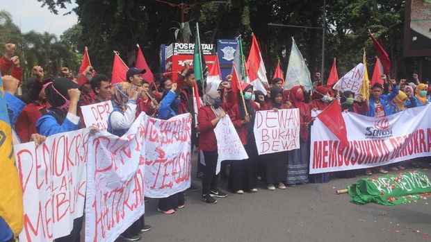 Kritik UU MD3, Puluhan Mahasiswa Sidoarjo Duduki Kantor DPRD