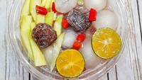 Paduan rambutan, mangga muda, jeruk, cabai dan asam sukses bikin asinan ini punya tampilan menggoda. Fotonya saja udah segar, gimana rasanya ya? Foto: Instagram @rujakcehctine