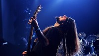 Guitaris Dimebag Darrell juga mengalami kejadian nahas. Usai Pantera bubar, fans yang bernama Nathan Gale membunuhnya karena tak suka dengan band barunya (Damageplan). Dave Etheridge-Barnes/Getty Images.