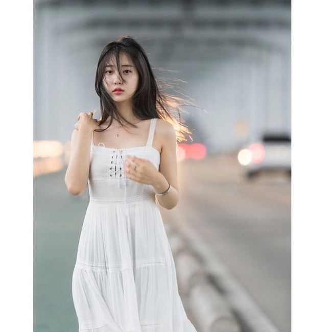 Mengenakan dress putih, Jae Eun pun terlihat anggun. Foto: Instagram