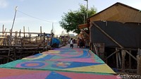 Para turis yang hendak ke Pulau Seribu bisa selfie sejenak di kampung warna-warni ini. Ke depan warga juga akan diajak untuk mengembangkan industri kreatif agar bisa dijual kepada turis.