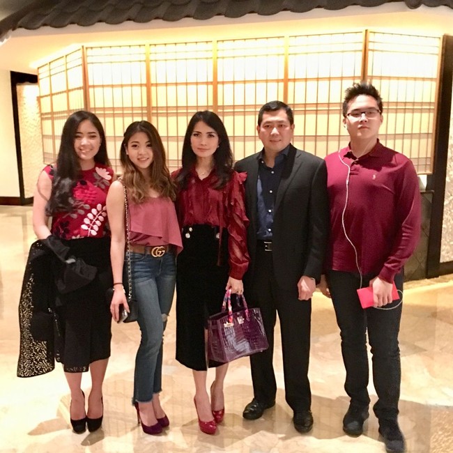 Liliana Tanoesoedibjo yang baru berulang tahun ke-50 bergaya dengan tas Hermes Birkin seri Bordeaux Porosus Crocodile Gold Hardware yang dijual seharga US$ 83250 atau sekitar Rp 1,1 miliar. Foto: Instagram/liliana_tanoesoedibjo