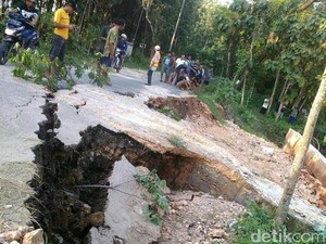 Jalan Desa di Blora Putus diterjang Arus Sungai Bengawan Solo