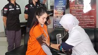 Foto: Jennifer Dunn rencananya akan dilimpahkan ke Kejari Jakarta Selatan, Kamis 15 Maret 2018. Jennifer Dunn mengenakan baju tahanan warna oranye keluar dari Rutan Polda Metro Jaya. Fotografer: Kanavino/detikcom