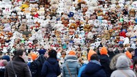 Sebanyak 740 boneka teddy bear disusun di depan Konzerthaus di Berlin, Jerman.