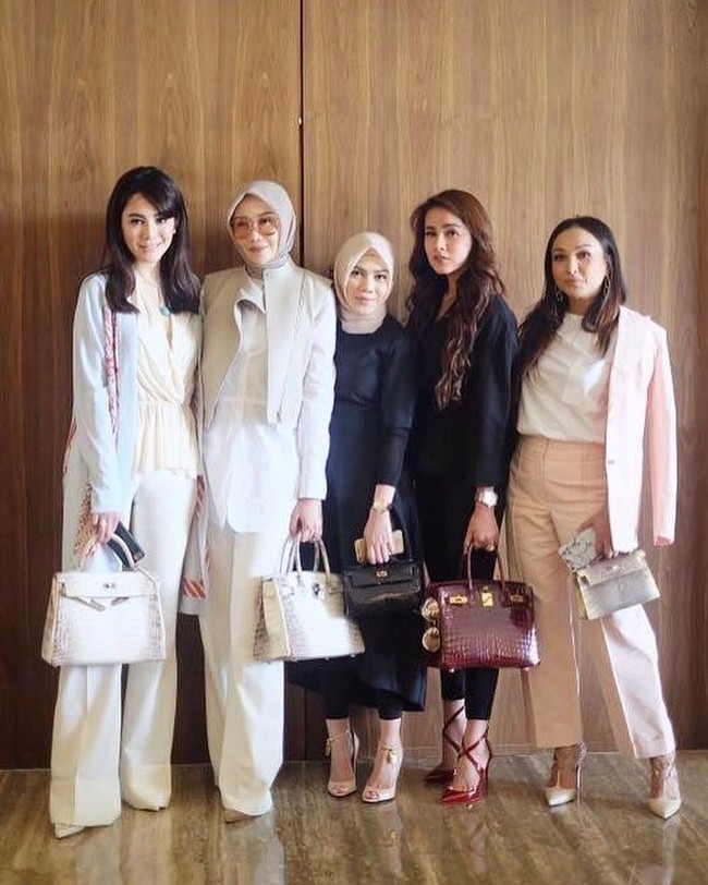 Olla Ramlan berpose bersama teman-temannya yang semuanya membawa tas Hermes. Presenter infotainment itu menenteng tas Hermes Birkin Bordeaux Porosus Crocodile Gold Hardware 30 cm seharga US$ 77.950 atau sekitar Rp 1,1 miliar. Foto: Instagram