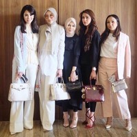Olla Ramlan berpose bersama teman-temannya yang semuanya membawa tas Hermes. Presenter infotainment itu menenteng tas Hermes Birkin Bordeaux Porosus Crocodile Gold Hardware 30 cm seharga US$ 77.950 atau sekitar Rp 1,1 miliar. Foto: Instagram