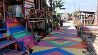 Ketua Lembaga Musyawarah Kelurahan (LMK) Kamal Muara, Casdin, adalah orang yang mempunyai ide menjadikan kampung nelayan ini penuh warna. Dia prihatin karena kampung ini kumuh, padahal turis yang hendak ke Pulau Seribu transit di sini. 