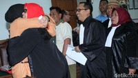Selain itu, Asma Dewi juga dinilai tidak menyulitkan jalannya persidangan. Asma Dewi juga belum pernah dihukum sebelumnya. Kedua hal tersebut menjadi bagian yang meringankan hukuman Asma Dewi.