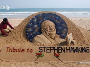 Foto: Sosok Stephen Hawking Dikenang Lewat Pasir