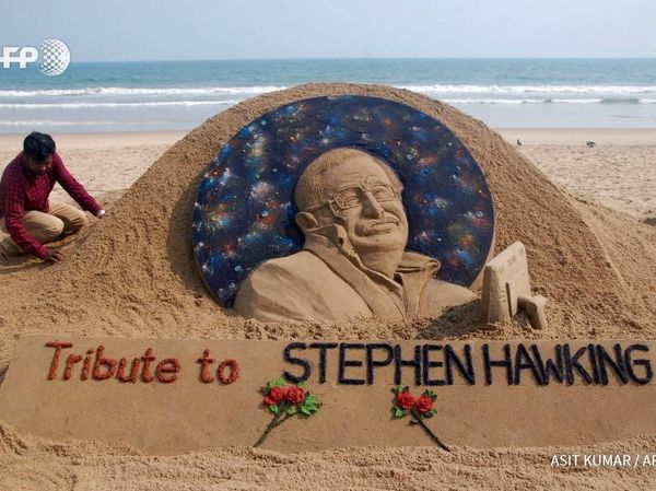 Foto: Sosok Stephen Hawking Dikenang Lewat Pasir